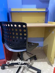  1 مكتب وكرسي بحالة جيدة