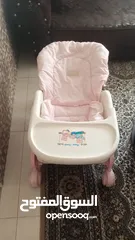  1 كرسي اطفال مع عجلات وقابل للطي وكوت نوم اطفال