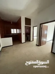  11 عمارة خمس شقق ومخزنين للبيع بسعر مغري