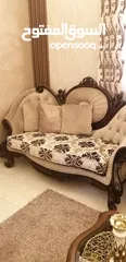  1 طقم كنب خشب زان للبيع مع البرادي بحاله الجديد