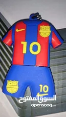  2 فلاش ميموري 4GB، على شكل لاعب برشلونة مكتوب عليها ميسي من الخلف