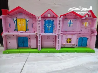  2 العاب اطفال شبه جديده - منزل - قطار - سكوتر - ماكينة تريكو