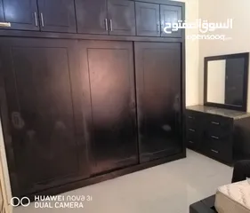  1 غرفة نوم مستعملة للبيع تشمل سرير بالماترس ودولاب (كبت) و تسريحة أدراج بالمراه