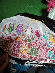  18 تطريز يدوي اثواب وبراويز وساعات وتوزيعات وكتابة بالتطريز على البلايز وصواني مطرزة ومرايات مطرزة