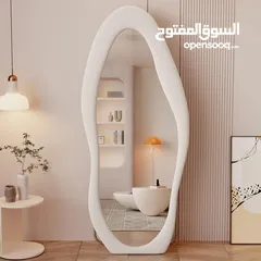  10 مرايا ترند عالمياً... تصميم موجي ومنحوت فخم يخلي أي زاوية تصير قطعة فن جاهزة للتصوير  انعكاس نقي