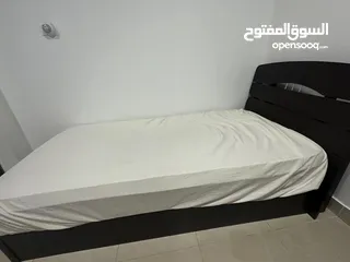  1 سرير مع فرشه