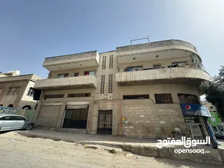  17 عمارة تجاريه للبيع بناء قديم وتم ترميم العماره بالكامل