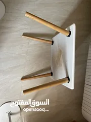  8 طاولة غرفة جلوس مع سكملات " عدد 2" لون أبيض وبحالة ممتازة، والسعر يشمل التوصيل