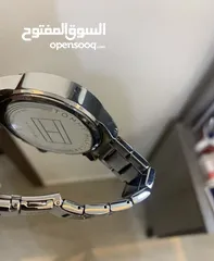  4 ساعة بباكيتها Tommy Hilfiger  ممكن البدل ايضاً على ساعات ابل , موديل 2022 , ضد الماءwater resistant