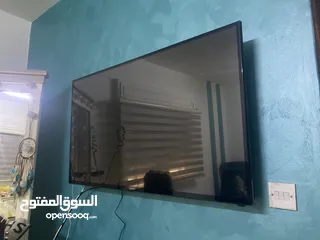  1 شاشة صواحة مش عارفة كم بوصة بس مش مستعملة جديدة