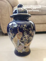  1 فاز انتيك قديمه لون ازرق رسمة طاووسين مذهبين يوجد كسر خفيف غير مؤثر على الشكل العام(نوادر)