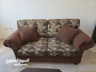  3 طقم كنب 7 مقاعد و طقم سفرة 8 مقاعد مع درسوار خشب تفصيل بحالة ممتازة