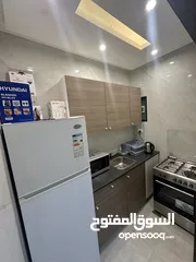  11 ستوديوهات جديدة 150 دينار اسبوعيا او 450 دينار شهريا في عمارة عائلات راقية