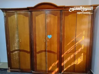  1 خزانة ملابس مستعملة خشب طابق لاتي وتخت مجوز لغرفة نوم وطاولة سفرة مع دينسوار ومطبخ خشب مستعمل مطبخ