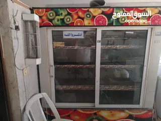  2 ثلاجة عرض ثلاجة دلي فريزر عدد2 ماكينات فرم لحمه عدد 2 وميزان