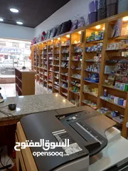  2 عده ديكورات وبضاعه مكتبه للبيع