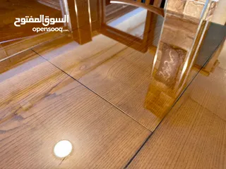  2 طاولة سفره كلاسيك  فااخره و فخمه جداً  خشب زان بلوط  مشغوله بإتقان و دقه عاليه مستعمل بحال الوكاله