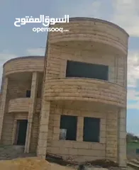  1 فيلا مكونة من طابقين مع بركة مع قطعة أرض للبيع