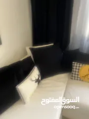  4 طخم كورنر جلد ابيض  بفتح ويصير تخت  والجهه