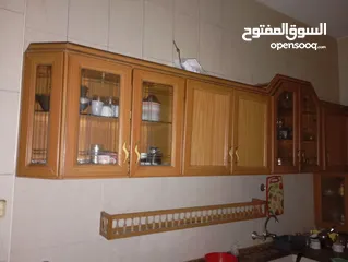  1 مطبخ للبيع المنيوم وخشب زان اصلي لون مميز وخزائن وأبواب المنيوم وخشب زان اصلي