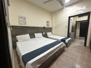  5 غرف وشقق فندقية نظيفة على البحر وبجانب السوق، موقع ممتاز، مطاعم، موقف عام، بلكونات، انترنت، مكيفات.