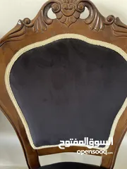  13 كرسي خشب زان فاخر للبيع  تصميم أنيق ومخملي، بحالة ممتازة جدًا  يضيف لمسة فخامة لأي مكان
