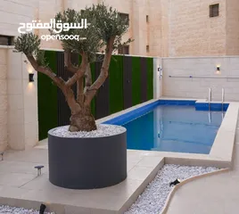  15 شقة فاخرة بإطلالة  مميزة بارقى مناطق عمان الغربية الجبيهة ارضي واخير مع رووف وطوابق