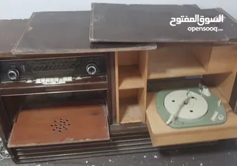  3 راديو واسطوانات مع خزانة ضخمة من الخمسينات