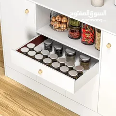  11 خزانة عملية مع مقابض خشبية بسيطة وأنيقة  تصميمها يجمع بين المساحات المغلقة والرفوف المفتوحة لسهولة