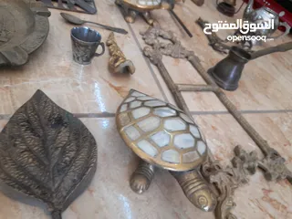  7 نحاسيات مع تحف مع عمله اردنيه قديمه وعمله اخرى
