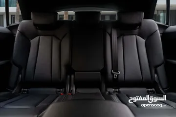  3 Audi Q8 S-LINE