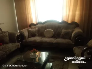  4 طقم كنب وتوابعه بحاله ممتازه