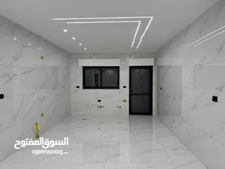  5 شقق مساحة ( 180م و 190م طابق اول و ارضي و روف ) في البنيات -طريق المطار خلف مدارس القادة