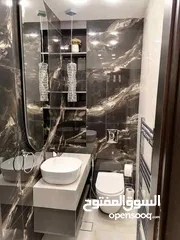  14 بليط وفني تركيب بديل الرخام وبديل الخشب