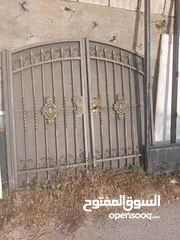  1 باب مدخل عرض مترين في ارتفاع مترين