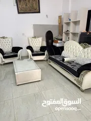  3 طقم كنب مع طاولة وسط وبترينا وطاولة سفرة ومزنون
