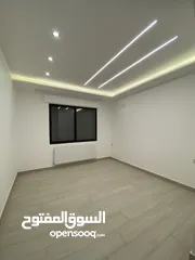  21 بسعر مميز جداا  شقة ارضية 215 م وتراس 50 م على طريق المطار حي الصحابه بسعر مغري جدا