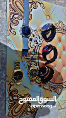  2 موجود ساعات كاملات كلهن شغالات 100% بس وحده مكسوره خفيف مش مؤثره