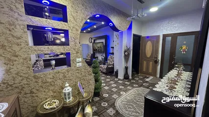  16 روف طبقتين بمساحة 180 متر مربع بموقع مميز  مع بئر مياه خاص بالروف واشتراك مياه وكهرباء بمدينة الخليل