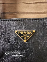  1 شنطة يد نسائية نوع برادا مستعملة بحالة جيدة لون اسود
