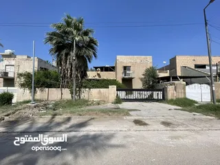  2 بيت في منقطة اليرموك بناء من الثمانينات بمساحة 595 متر مربع