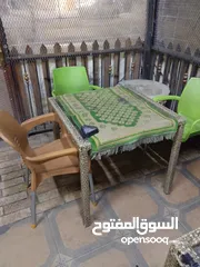  4 طاولات زجاج وبلاستك عدد6 مع كراسيهم بحالة جيدة  يصلحن لمطعم أو للقهوة