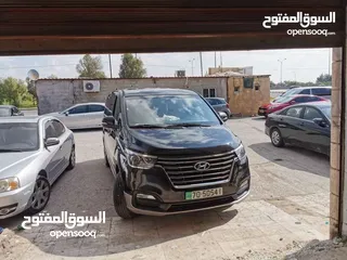  2 مخازن ومحلات مع ساحه للأيجار