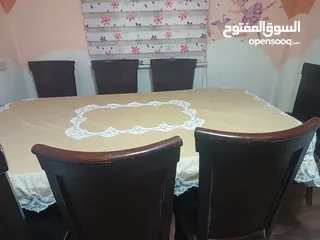  1 طاولة سفرة 8 مقاعد  بحالة جيدة جدا  بدك كمان صور ابعتلي