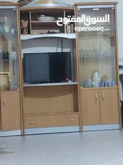  2 بوفية للبيع ثلاث قطع كل قطعه منفصلة ارفف زجاج وابواب زجاج مع خزانتين ودرج مستعملة للبيع مع مكنسة