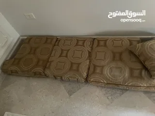  3 مقاعد و مخدات  كنب