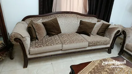  2 غرفه ضيوف جديده بحالة الوكاله و مميزه ...  لون رائع و خشب ثقيل  .... بسعر لقطه