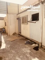  8 بركسات عدد 3 كل واحد له مقلس مستخدم نظيف