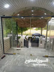  20 وتركيب السيكوريت والشور بوكس وجميع أعمال الزجاج والألمنيوم بجودة عالية"