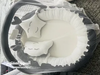  2 طقم بيبي نيست مع مدس لحديثي الولاده بحاله ممتازه (شبه جديد) وتم تخفيض السعر